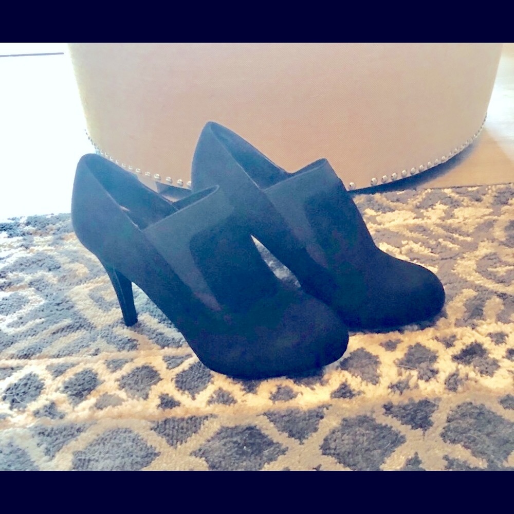 Ondrea Black Heeled Booties! Like New! 🛍❤️